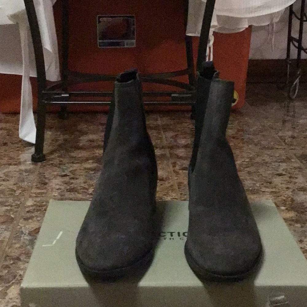 Kenneth Cole reaction boots
